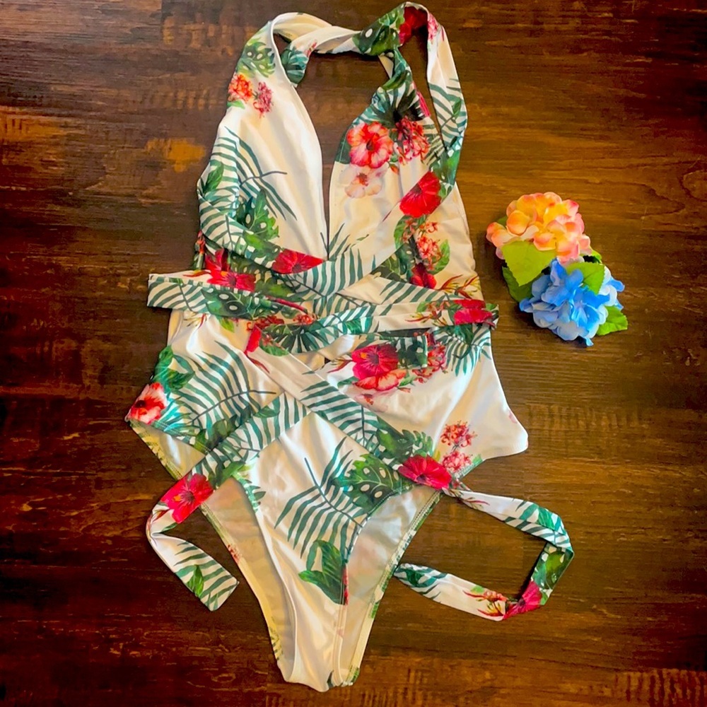 Fantastic Tropical One Piece - Picture 2 of 4